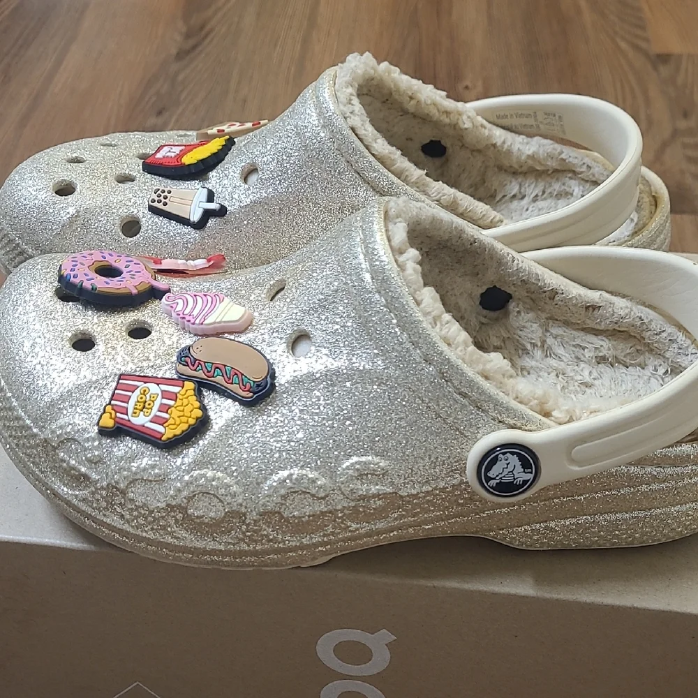 CROCS Kids Glittery Silver Slippers with Fun Charms used good condition.‎ zise 3